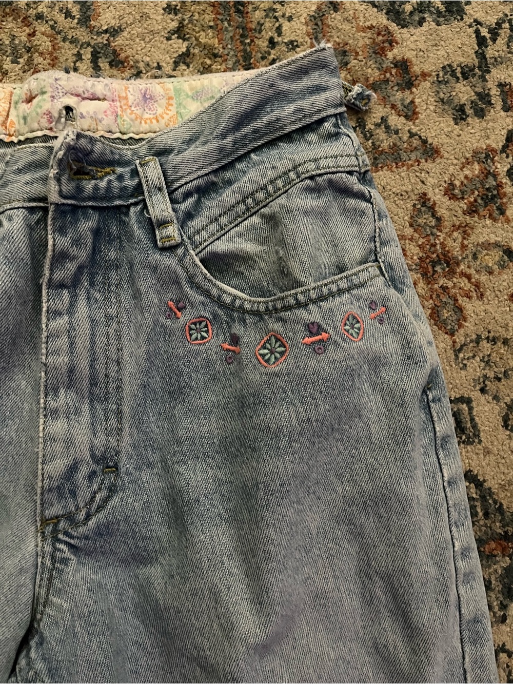 VINTAGE Lee Light Wash Blue High-Rise Ankle Jeans with Subtle Embroidery - Picture 3 of 11